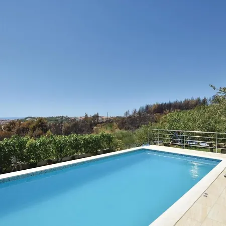 Two-bedroom With Sea View 06 アパート Žrnovnica